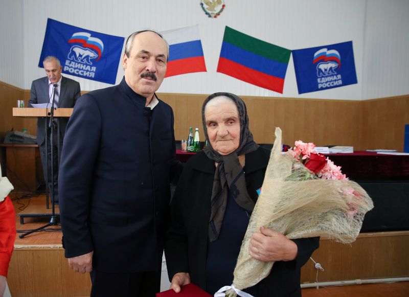 Почетный знак «За любовь к родной земле» был вручен Валентине Николаевне Курбановой, которая приехала в Дагестан из Курской области и более 40 лет посвятила обучению детей в сельской школе.