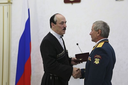 В День Конституции Республики Дагестан, Глава региона Рамазан Абдулатипов провел в Доме дружбы торжественную церемонию вручения государственных наград.