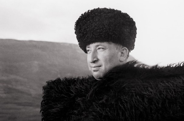 Поэту, философу, сыну своего народа, гражданину своей страны Расулу Гамзатовичу Гамзатову исполнилось бы сегодня 93 года.